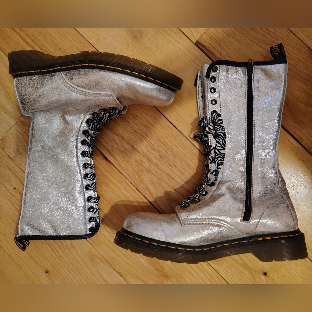 Vintage rare silver Dr. Martens boots women's 9 **HARD TO FIND!!!**